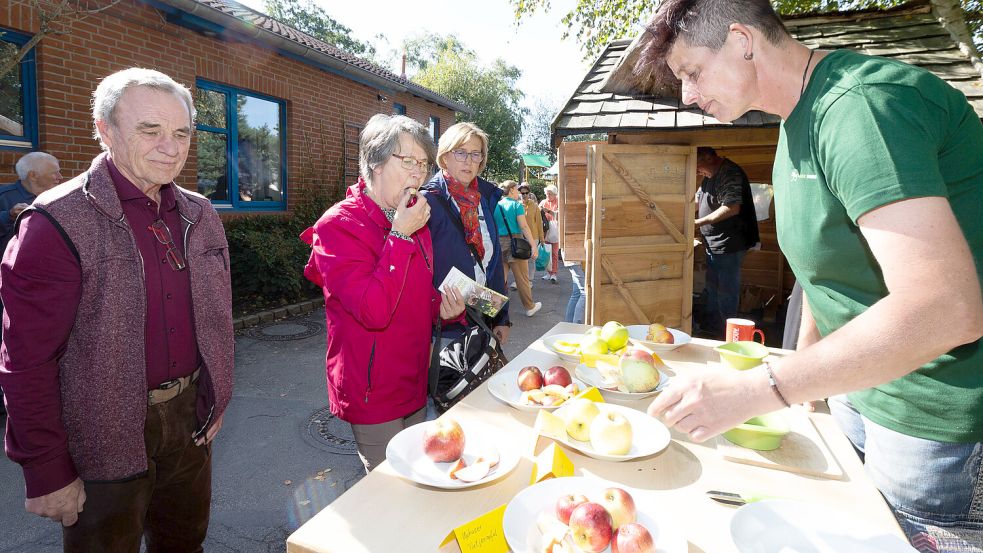 Beim Stand von Heidi Schwarze (rechts) konnte man Äpfel probieren. Foto: J. Doden