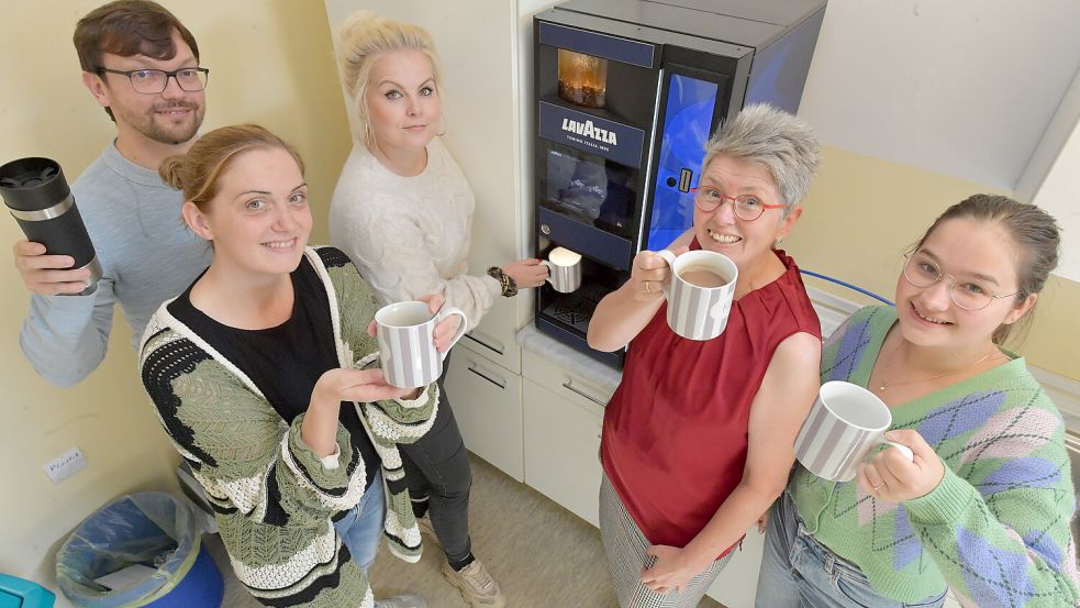 Die Leeraner Redaktion freut sich auf einen Kaffee: Jonas Bothe (von links), Nikola Nording, Vera Vogt, Karin Lüppen und Denise Cordes.