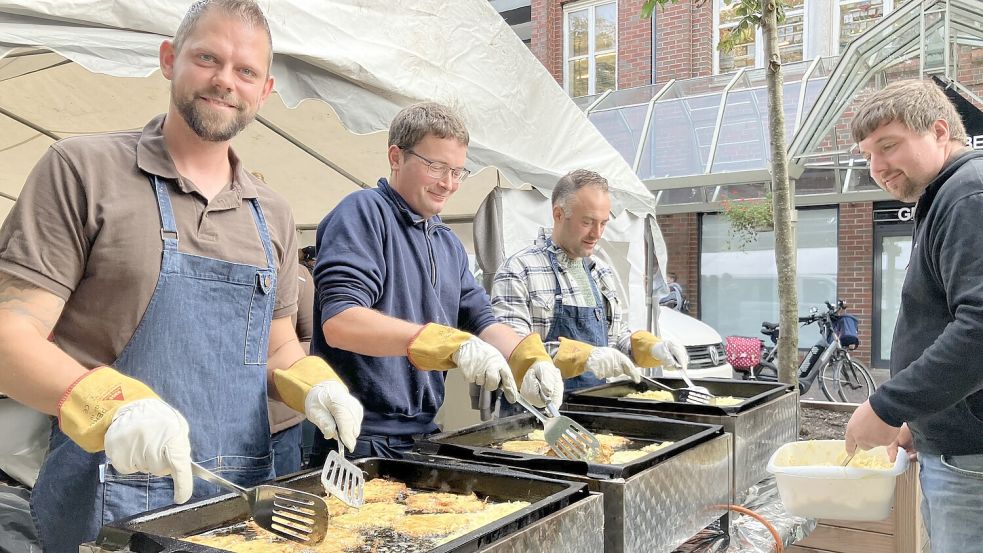 Brutzelten die ersten Puffer schon zum Frühstück: die fleißigen Helfer von der Landjugend. Foto: Schuurman