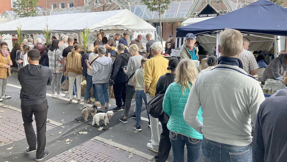 Diese Schlange wurde nie kürzer: Warten am Kartoffelpuffer-Stand. Foto: Schuurman