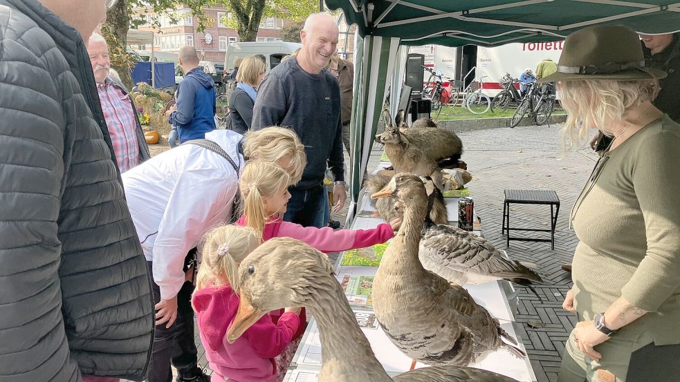 Vorsichtiges Anfassen erlaubt: Am Stand der Jägerschaft wurde über die heimische Fauna aufgeklärt. Foto: Schuurman