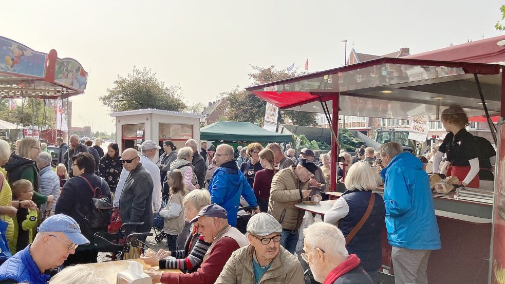 Auch ein bisschen Jahrmarkt: Dichtes Gedränge, Kinderkarussell und Würstchenbude. Foto: Schuurman