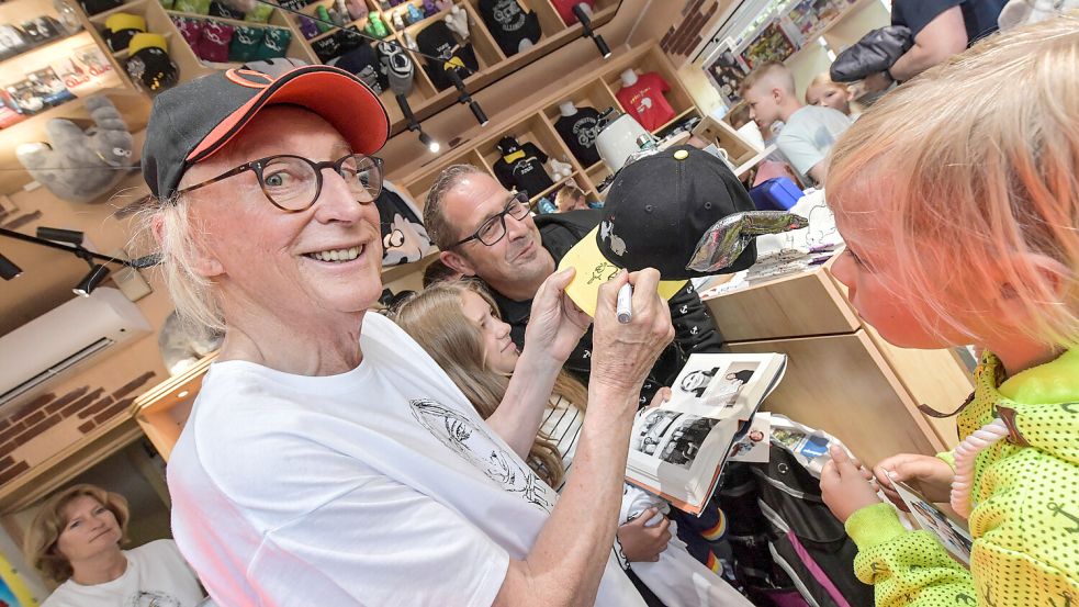 Otto Waalkes hat sich bei der Autogrammstunde am 28. Juli viel Zeit für seine großen und kleinen Fans genommen. Am 2. Oktober ist er wieder in Emden. Foto: Ortgies/Archiv