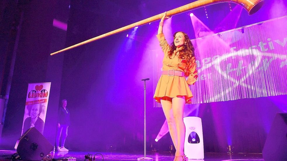 Anita Hofmann spielte bei einige Stücken das Alphorn. Foto: Stromann