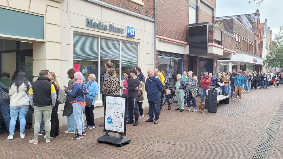 Eine Schlange bildete sich vor dem OZ-Mediastore in Leer. Foto: Wolters