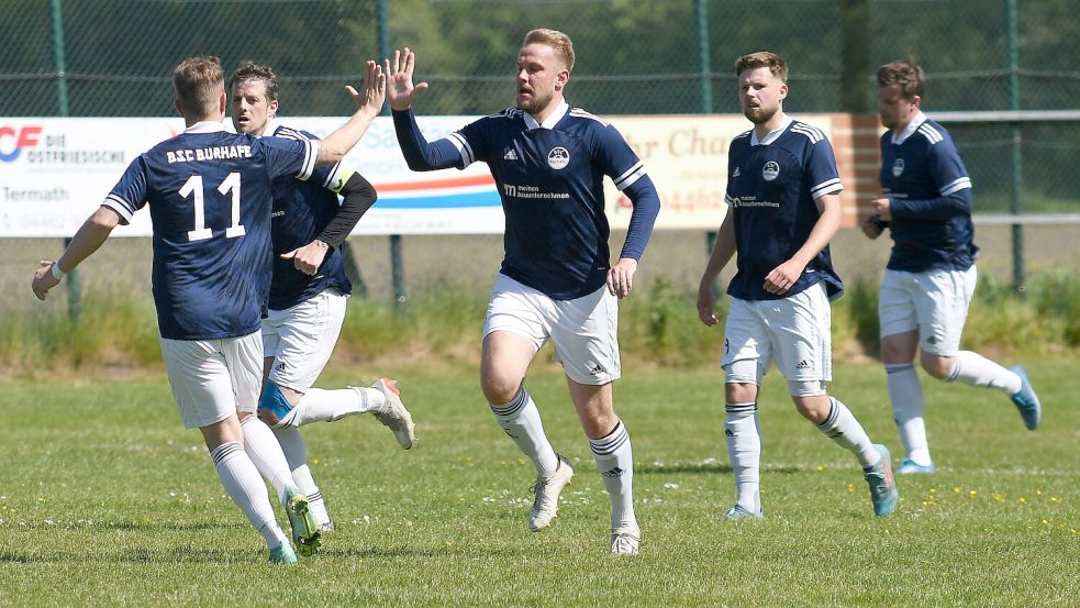 Stefan Siebolds (Mitte) ist seit vielen Jahren der Torjäger des BSC Burhafe. Foto: Doden/Blomberg