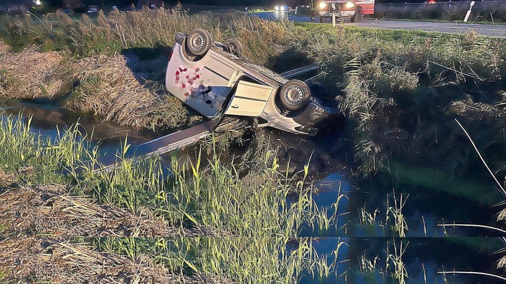 Das Auto war auf dem Dach zum Liegen gekommen. Foto: Feuerwehr