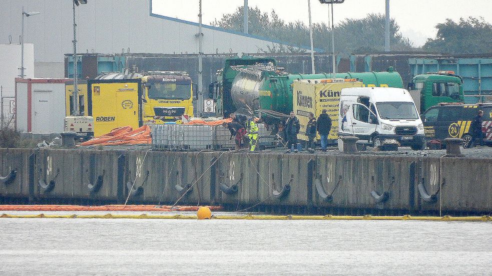 Viel Betrieb am Südkai: Mitarbeiter der Spezialfirma begleiten die Taucher, die unter Wasser Entlüftungsöffnungen der Dieseltanks verschließen. Foto: F. Doden