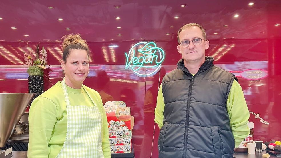 Willem und Miranda Struyk-Harms haben in ihrer niederländischen Bude ein breites veganes Angebot. Foto: Cordes