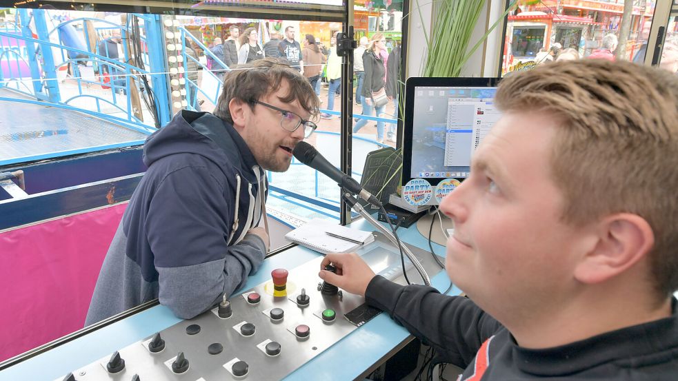 Während Heiner Heitkamp per Joystick das Fahrgeschäft bedient, probiere ich mich als Rekommandeur. Foto: Ortgies