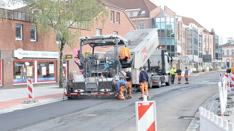 In den vergangenen Tagen wurde die Fahrbahn asphaltiert. Die Arbeiten sind jetzt abgeschlossen. Foto: Wolters