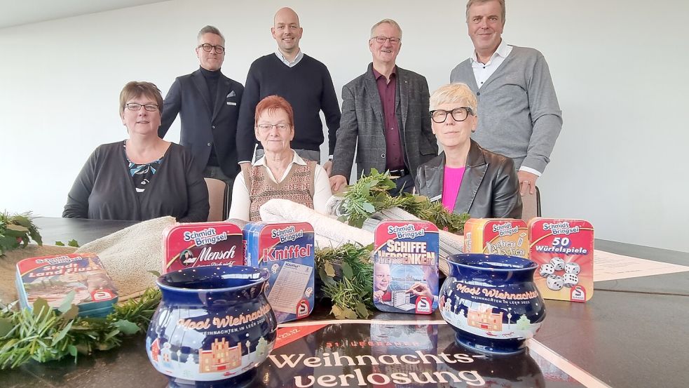 Jutta Blank (Lebenshilfe, sitzend von links), Erika Bennmann (Kinderschutzbund), Nicola Pleye-Fricke (Werbegemeinschaft), Andreas Fricke (Werbegemeinschaft, stehend von links), Henning Kruse (Werbegemeinschaft), Richard Heeren (Kinderschutzbund) sowie Carsten Mohr (Werbegemeinschaft) stellten die Weihnachtsverlosung vor. Foto: Bothe