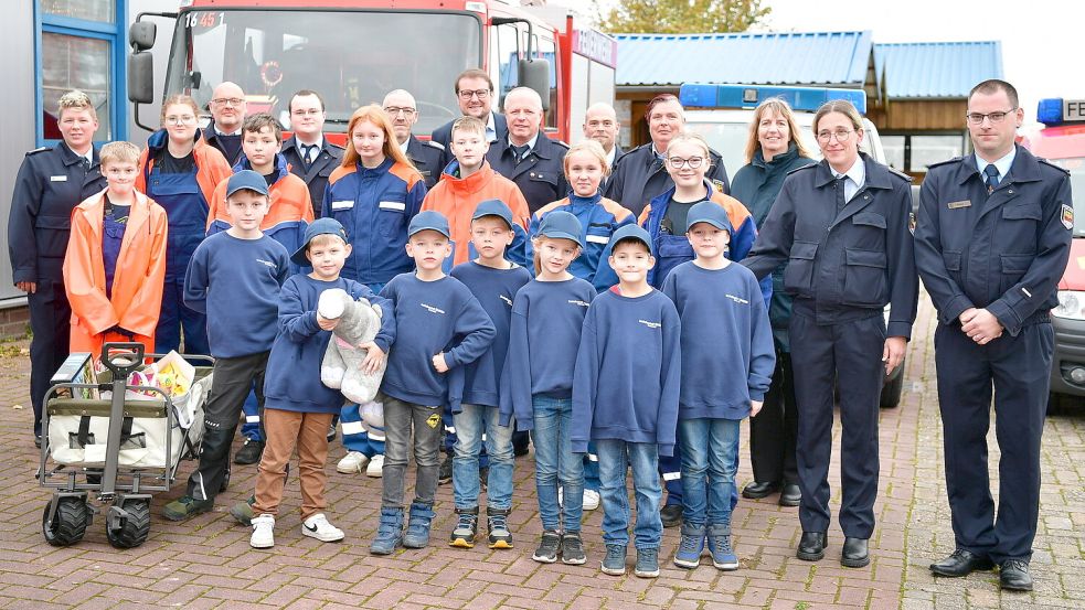 Tanja Mammen(links) und Hilke Betten (2. von rechts) teilen sich die Leitung der neuen Kinder- und der neuen Jugendfeuerwehr in Twixlum. Foto: Wagenaar.