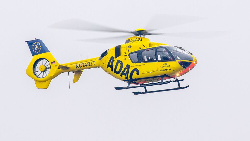 In der Krummhörn war ein Rettungshubschrauber im Einsatz. Er brachte eine schwer verletzte Radfahrerin ins Krankenhaus, nachdem diese mit einem Auto zusammengestoßen war. Symbolfoto: Klaus-Dietmar Gabbert/dpa