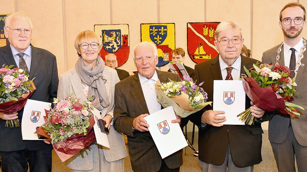 Ausgezeichnet wurden (von links) Peter Beenenga, Christel Wilden und Alfred Garrelts, Gerhard Steenhusen. Die Laudation hielt Bürgermeister Hendrik Schult. Foto: Stromann