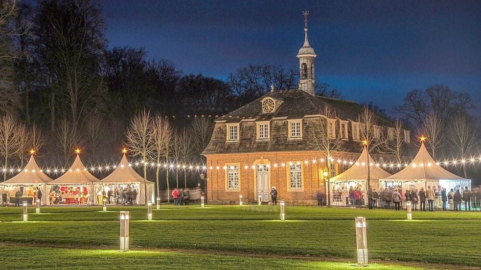 In einer besonderen Atmosphäre und vor der barocken Kulisse der Schlossanlage findet der Weihnachtsmarkt auf Clemenswerth statt. Foto: Schloss Clemenswerth/Manfred Bergmann