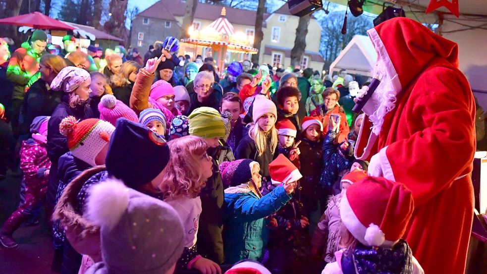 Der Weihnachtsmarkt in Pewsum findet vor der Manningaburg statt. Foto: Archiv/Wagenaar