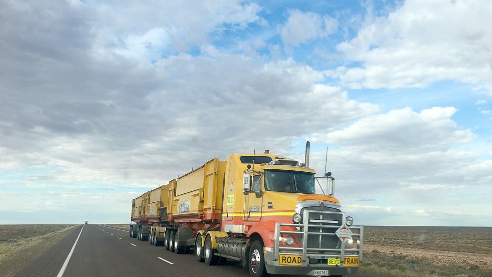 Unter einem Truck fuhr ein betrunkener Australier mehr als 400 Kilometer auf dem Metallgestell mit. Foto: Unsplash/Rhys Moult