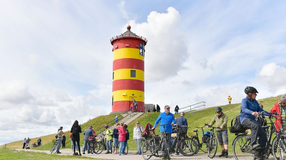 Der Pilsumer Leuchtturm ist eines der beliebtesten Ziele in der Krummhörn. Für viele Touristen gehört er neben Greetsiel zum Pflichtprogramm dazu. Foto: Wagenaar