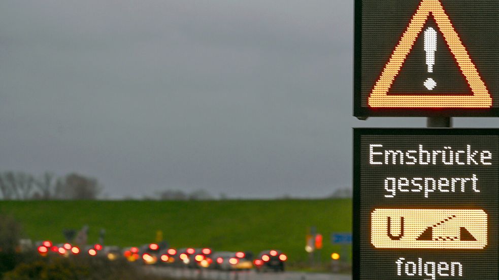 Ein elektronisches Verkehrsschild weist auf die Sperrung der Jann-Berghaus-Brücke über die Ems hin. Foto: Lars Penning/dpa