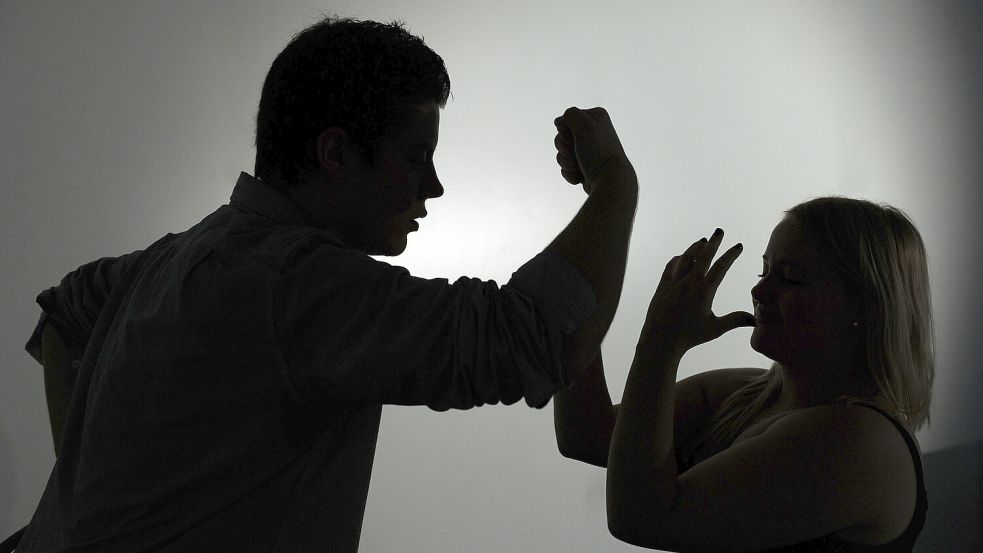 Ein als Silhouette abgebildeter Mann droht einer Frau mit der Faust. Szenen wie diese spielen sich täglich überall auf der Welt ab. Darauf soll mit einem Aktionstag gegen Gewalt an Frauen aufmerksam gemacht werden. Foto: Archiv/Strobel/dpa