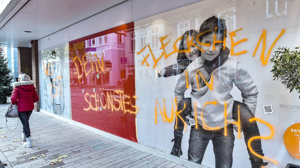 Ist das Graffiti oder kann das weg? Diese Frage stellen sich einige Passanten bei der Fassade des Modegeschäfts Silomon. Foto: Ortgies