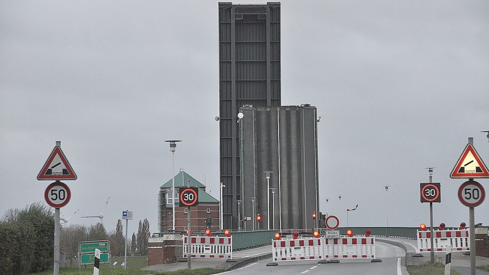 Fahrradfahrer und Fußgänger konnten die Brücke schon am vergangenen Donnerstag nicht überqueren. Foto: Wolters/Archiv