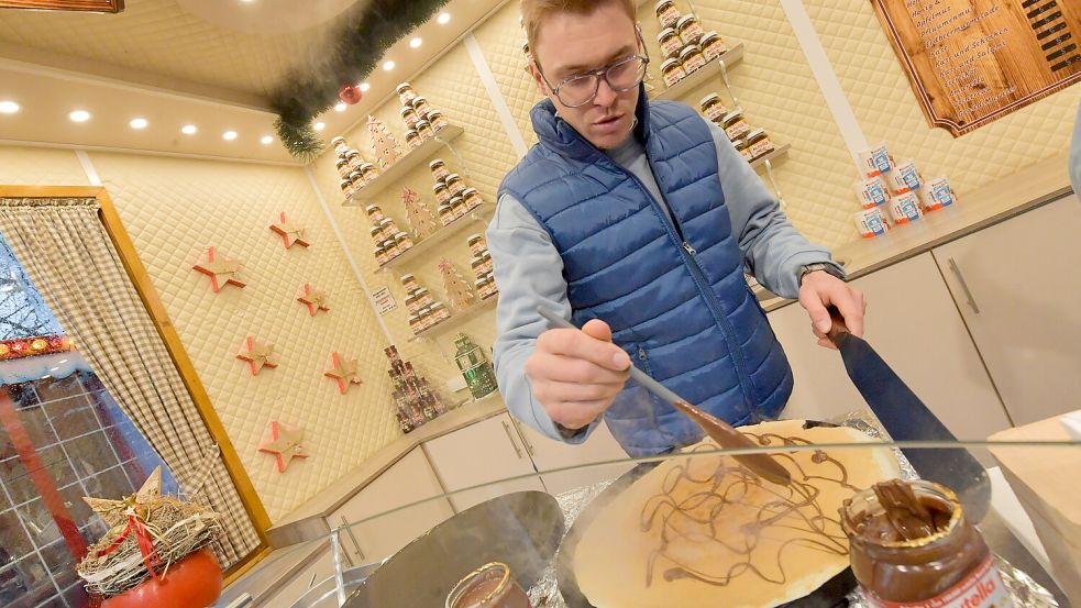 Kevin von Halle kennt man sonst eher vom Autoscooter. Zu Weihnachtszeit ist er der Mann für Crêpes. Foto: Ortgies