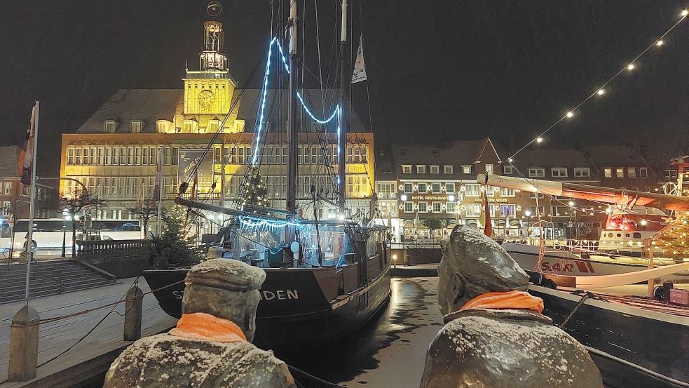 Der Heringslogger "AE7 Stadt Emden" und die Tjalk "Anne" sind vorne bei der Deltftreppe festgemacht. Sie bieten - genau wie das Feuerschiff - ein adventliches Programm. Foto: Hanssen