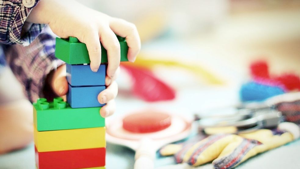 Kleine Kinder können leider keine Kita aus Duplo-Steinen bauen. Um den Bedarf in der Stadt Leer zu sichern, müsse der Landkreis selbst bauen, findet die CDU im Kreistag. Foto: pixabay