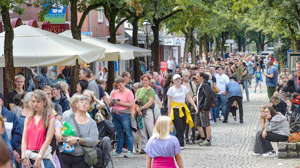 Um 14 Uhr will Otto Waalkes für eine Autogrammstunde in Emden sein. Schon früh ist die Schlange lang. Foto: Ortgies