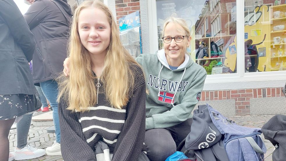 Sie sind extra um 4 Uhr heute früh losgefahren, um Otto Waalkes zu treffen: Bianca Radke und Tochter Tamina. Foto: Hanssen