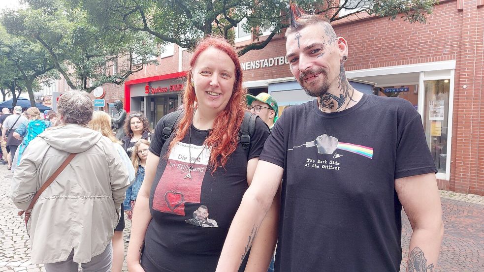 Nadine und Richard Goosmann werden Otto Waalkes das erste Mal treffen. Richard Goosmann plant, sich das Autogramm des Komikers auf den Arm tätowieren zu lassen. Einen Termin hat er schon. Foto: Hanssen