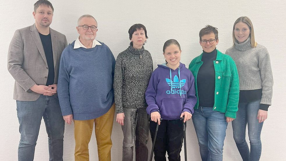 Freuen sich über die VHS-Wiederbesetzung auf Borkum: Carsten Löning (von links), Jörg Furch, Friederike Krenzke, Cinderella Glücklich, Sabine Kasimir (Volkshochschulleitung) und Amke Flink (Programmmanagerin der Außenstellen). Foto: VHS Leer