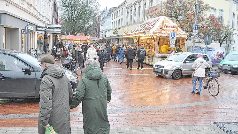 Die Ledastraße darf auch in der Adventszeit von Autos in Höhe der Mühlenstraße befahren werden. Foto: Wolters