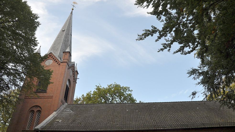 Die Johann-Heinrich-Leiner-Kirche in Mittegroßefehn wurde von 1855 bis 1865 erbaut. Das Geld für den Bau hatte der erste Pastor und Namensgeber damals selbst gesammelt. Foto: Ullrich