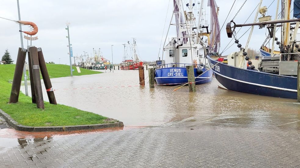 Der Hafen in Greetsiel steht unter Wasser. Wie es in den kommenden Tagen weitergeht, hängt maßgeblich davon ab, wie sich der Sturm auf die Gezeiten auswirkt. Foto: Wagenaar