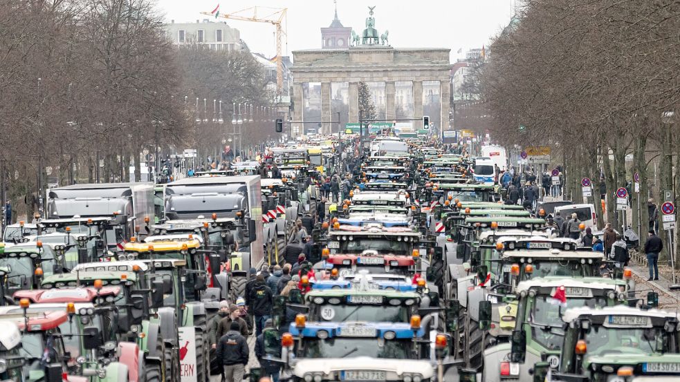 „Zu viel ist zu viel! Jetzt ist Schluss!“ Unter diesem Motto demonstrierten am 18. Dezember Landwirte mit ihren Traktoren vor dem Brandenburger Tor in Berlin. Für den 15. Januar hat der Deutsche Bauernverband nun die nächste Großdemonstration in der Hauptstadt angekündigt. Foto: Sommer/dpa