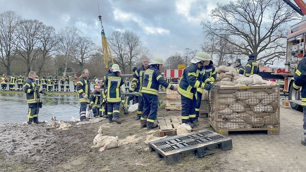 Vereint wurde an der Langholter Straße der Deich gesichert. Fotos: Hellmers