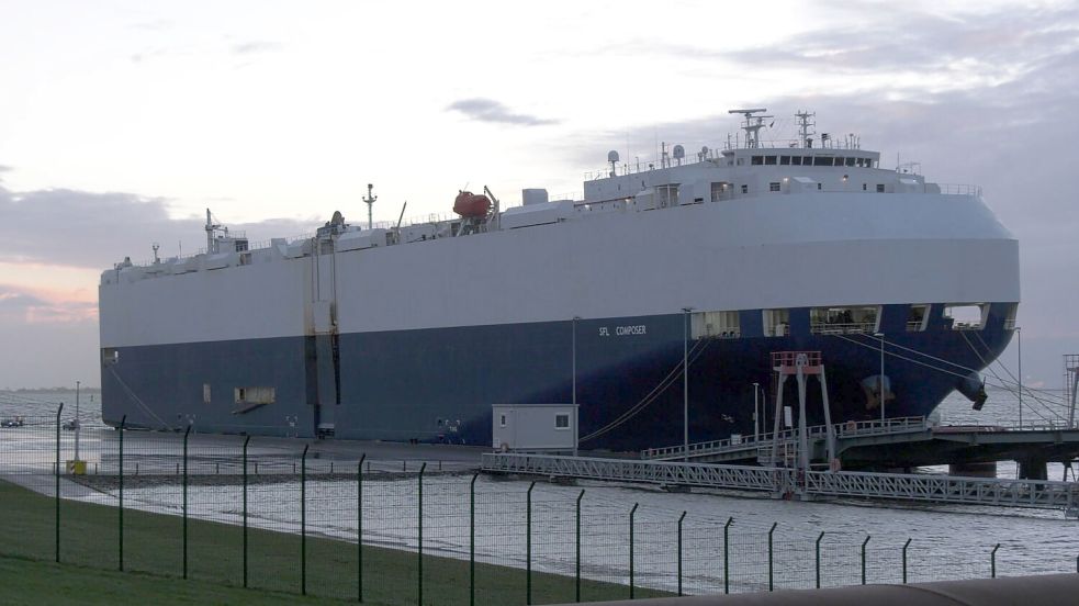 Die „SFL Composer“ liegt wieder am Emspier im Emder Hafen. Durch den Sturm hatte sich der Autofrachter losgerissen und lag zwischenzeitlich an Land. Foto: Nonstop News