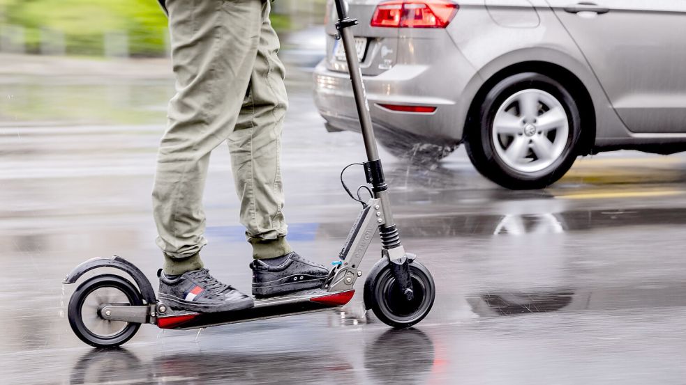 Ein Mann fährt auf einem E-Scooter. Es sind immer mehr solche Fahrzeuge im Straßenverkehr und es gibt immer mehr Unfälle, in die sie verwickelt sind. Aktuell sind in Emden ein E-Scooter und ein Auto miteinander kollidiert. Symbolfoto: Christoph Soeder/dpa