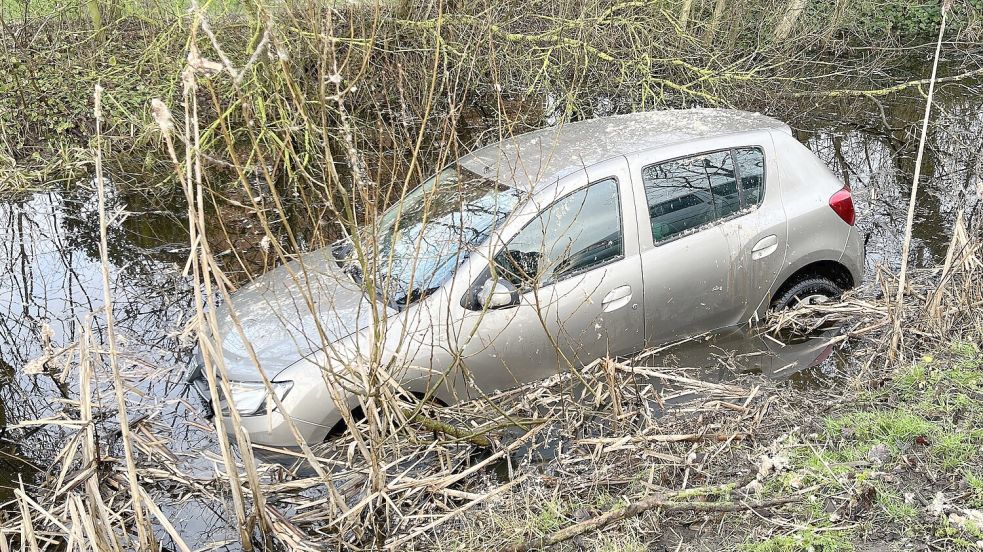 Ein Auto ist Samstagvormittag von der Hamswester Straße in einen Graben voll Wasser geraten. Foto: Feuerwehr