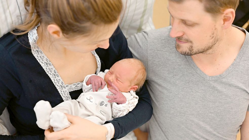 Imke und Matthias Park gemeinsam mit Tochter Lina. Foto: Borromäus-Hospital Leer