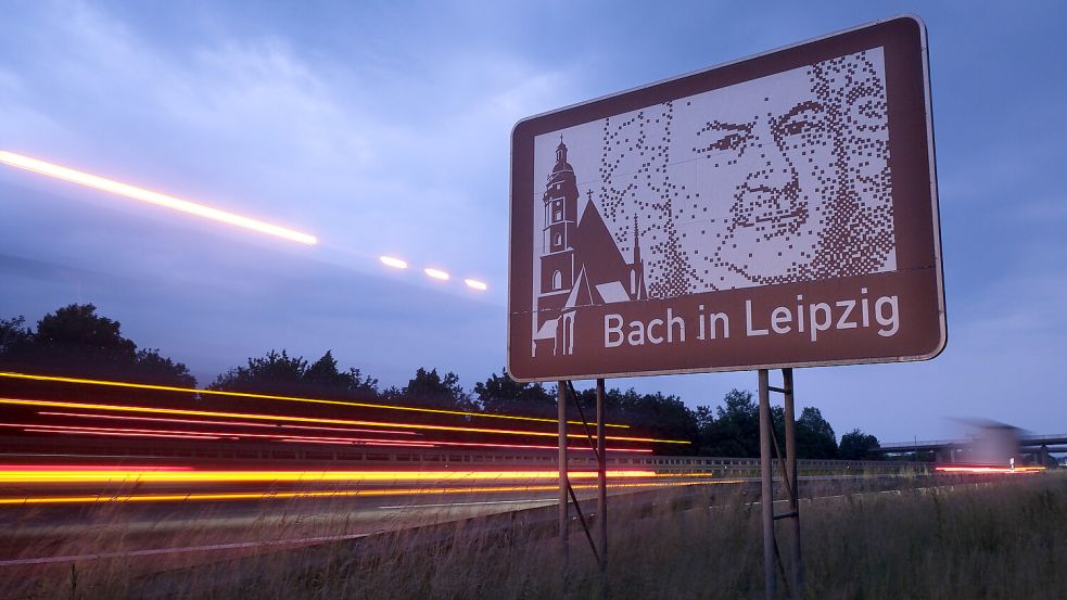 Es muss keine Sehenswürdigkeit sein: Ein Schild macht auf die „Bach-Stadt Leipzig“ aufmerksam. Foto: Sebastian Willnow/dpa