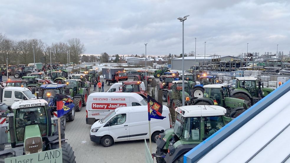 Der Parkplatz von Baustoffhandel Siebels füllte sich ab 8 Uhr mit landwirtschaftlichen Fahrzeugen. Foto: Oltmanns