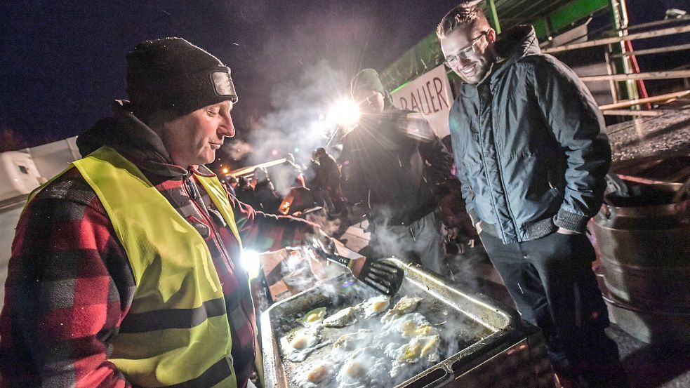 Gute Verpflegung ist bei den Landwirten Pflicht: Um kurz nach sechs Uhr wurde erst einmal Spiegelei gebraten. Foto: Ortgies