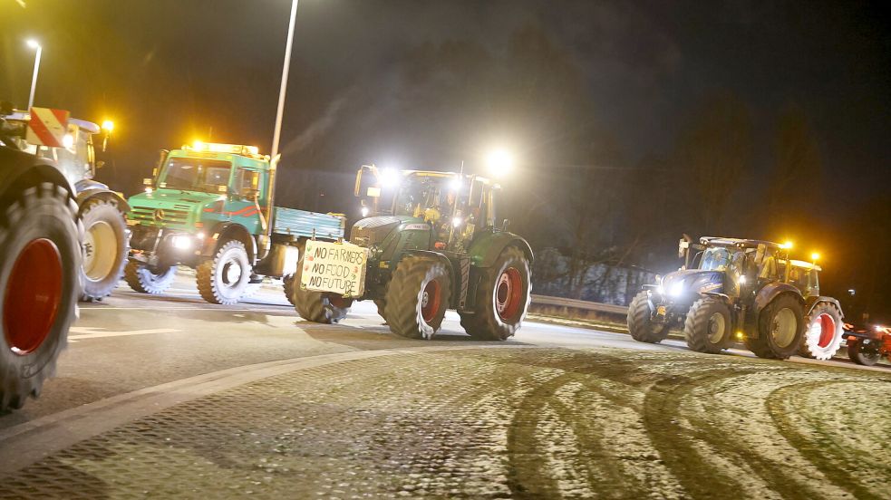 Bereits am gestrigen Montag legten zahlreiche Trecker den VW-Kreisel lahm. Foto: Hock