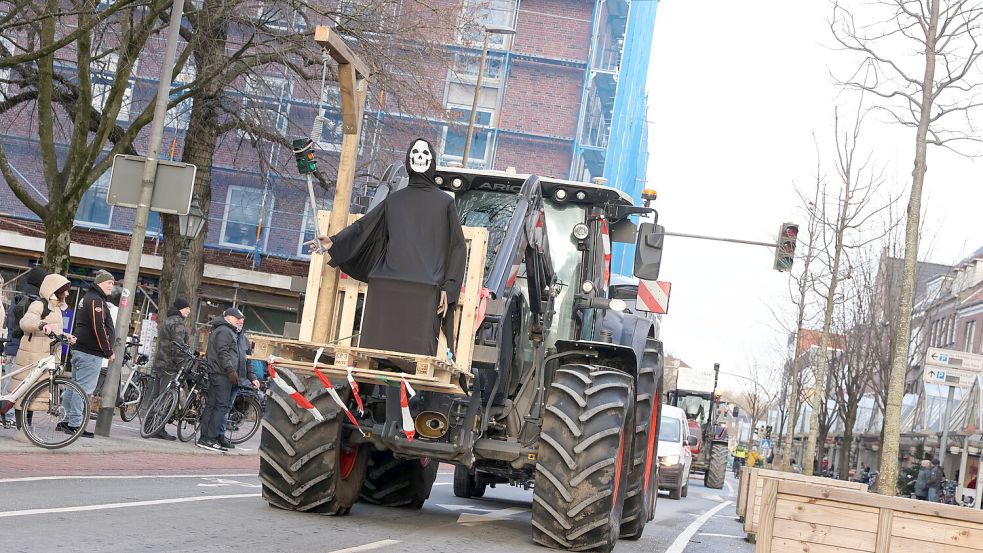 Stand früh morgens auch bei der Blockade der Larrelter Straße Höhe A31: Dieser Trecker mit dem „Ampel-Galgen“. Foto: Hock