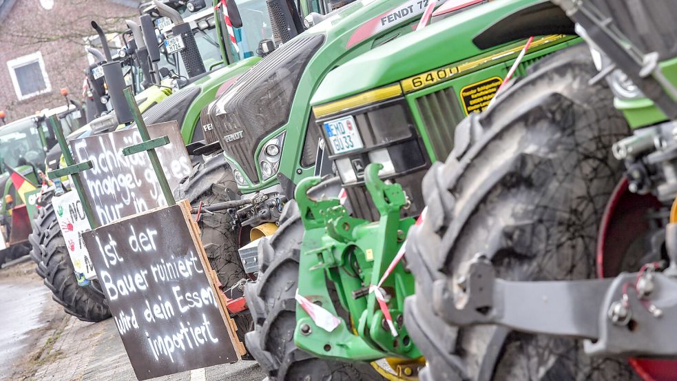 Vor, auf und an ihren Traktoren taten viele Landwirte ihren Unmut über die aktuelle Politik kund. Viele von ihnen nahmen bereits am Montag an der Blockade von und Demonstration in Emden teil. Foto: Ortgies