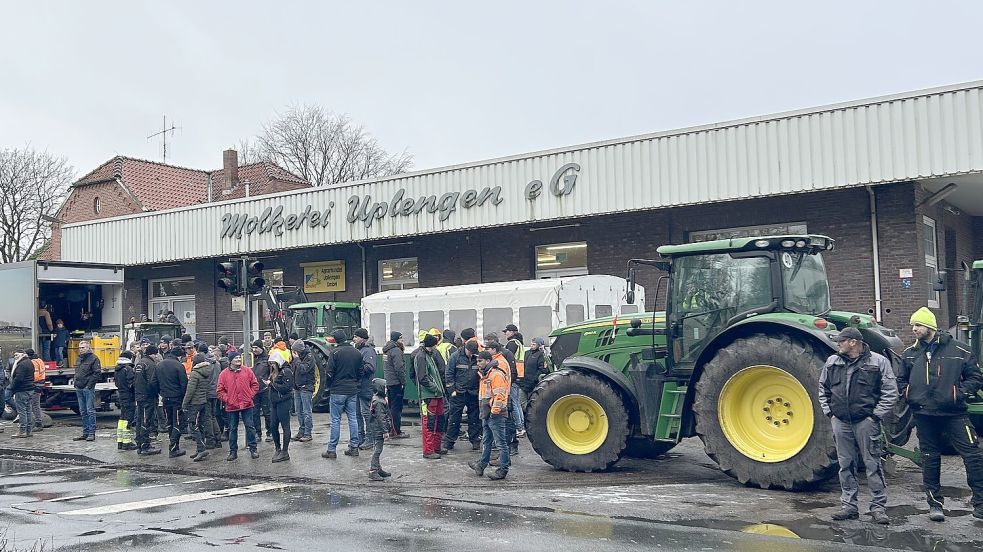 Die Demonstranten trafen sich vor der ehemaligen Molkerei Uplengen. Foto: Heinig